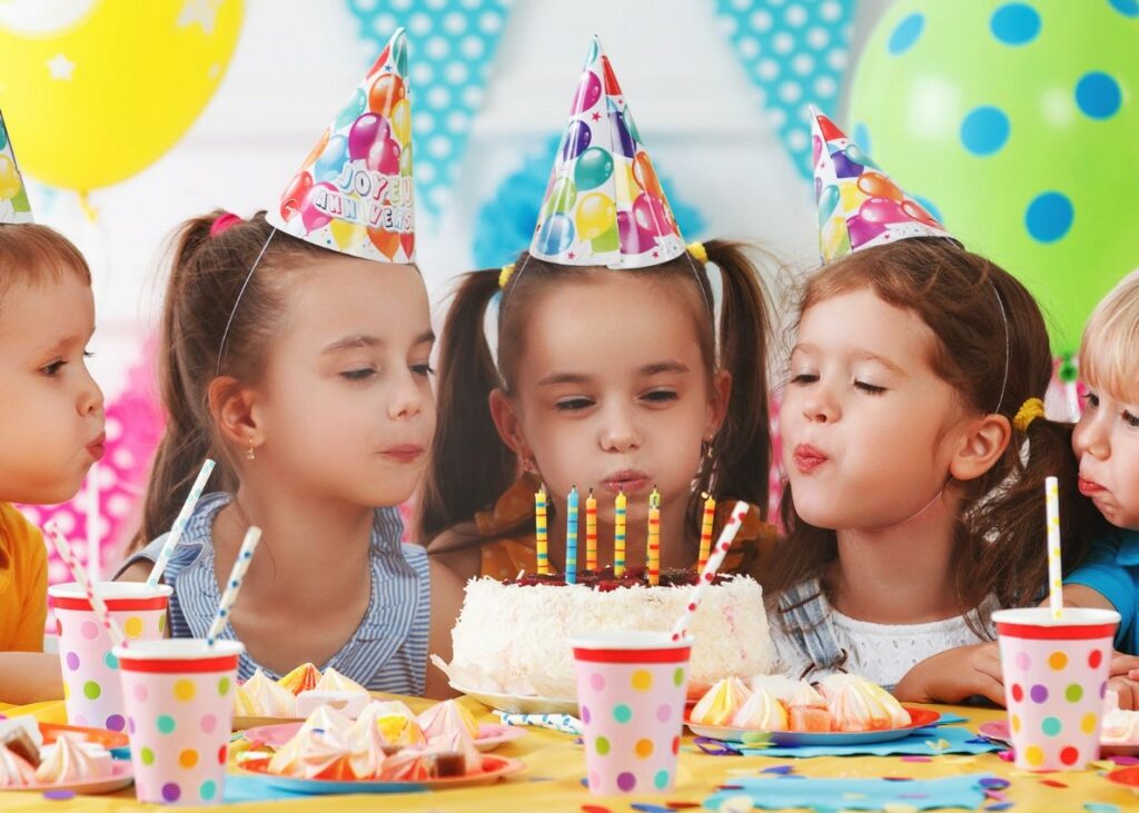 Kinder feiern Geburtstag